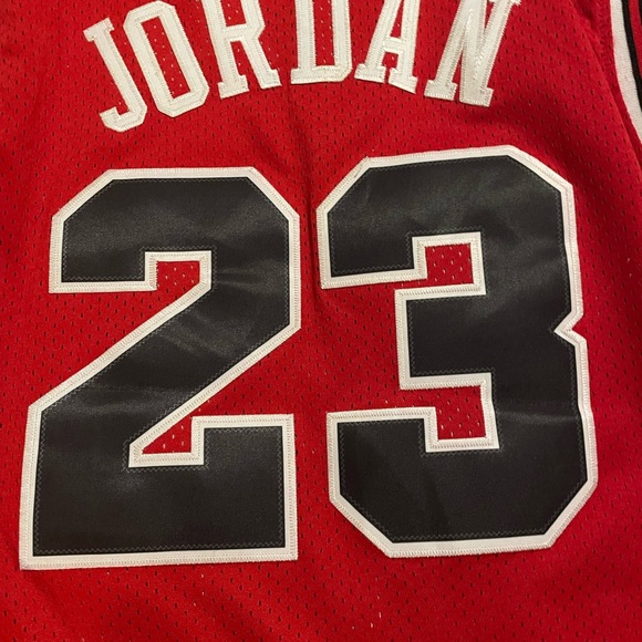 Jordan and Pippen XL jerseys - Picture 5 of 6